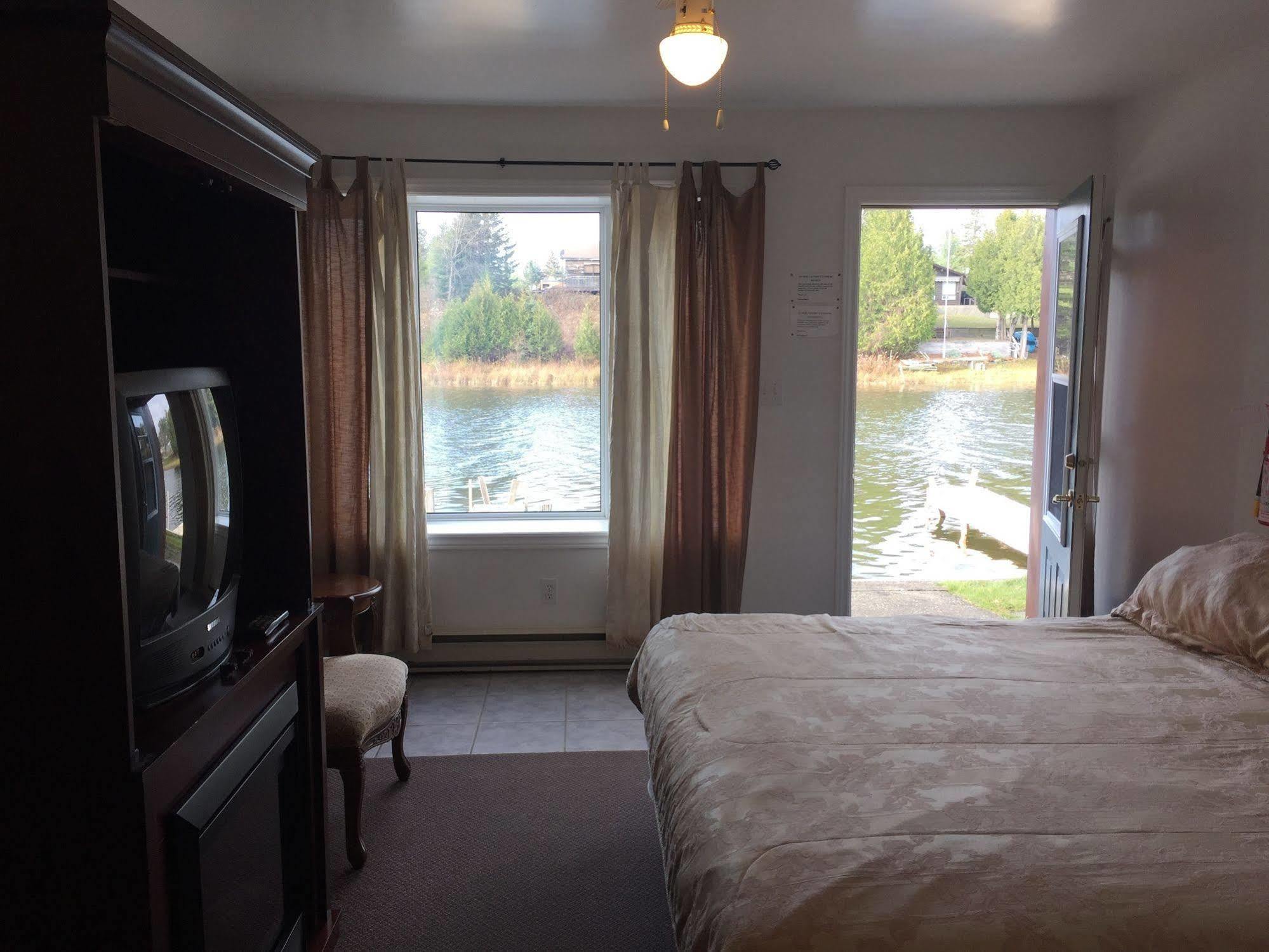 Sauble River Marina And Lodge Resort ソーブル・ビーチ エクステリア 写真